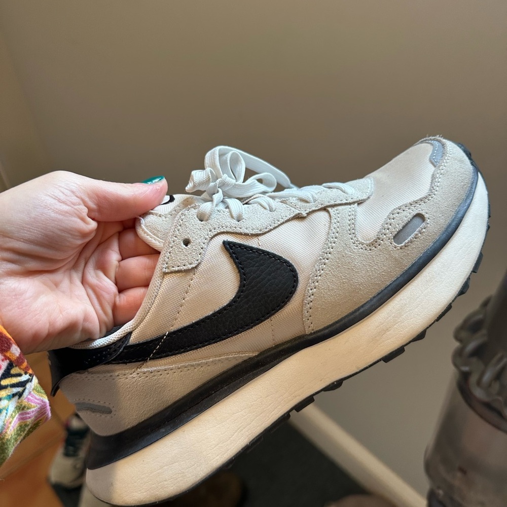 Nike White and Black Sneakers - Picture 4 of 5
